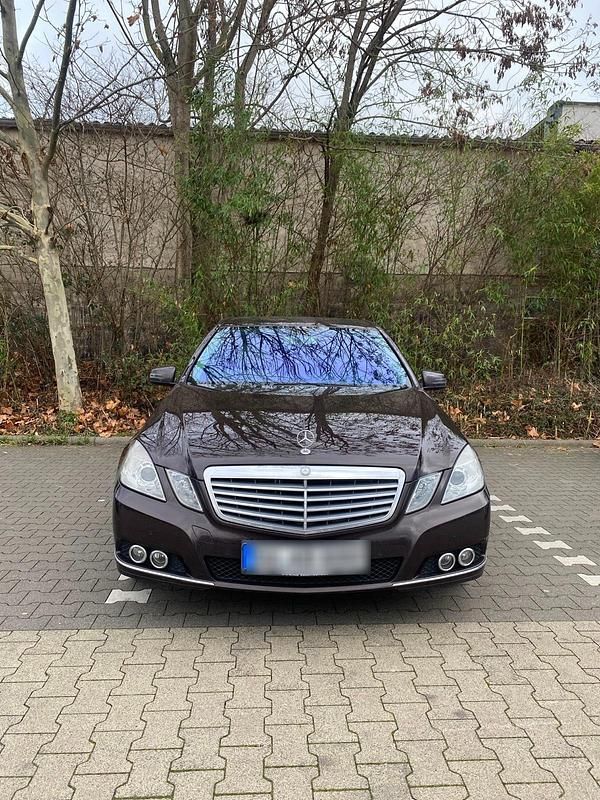 Braun Gebraucht 2010 Mercedes E220 Elegance Limousine | 7.500 € (Superpreis) - Bild 1/4