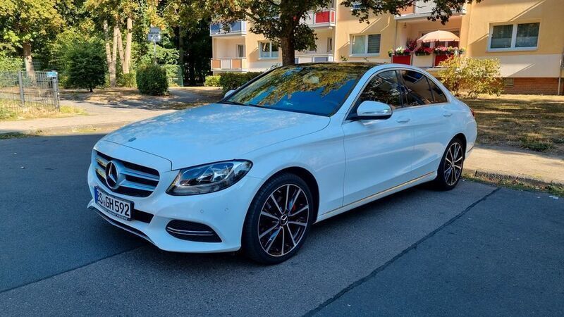 Weiß Gebraucht 2015 Mercedes C180 Avantgarde Edition Limousine | 18.199 € (Fairer Preis) - Bild 1/4