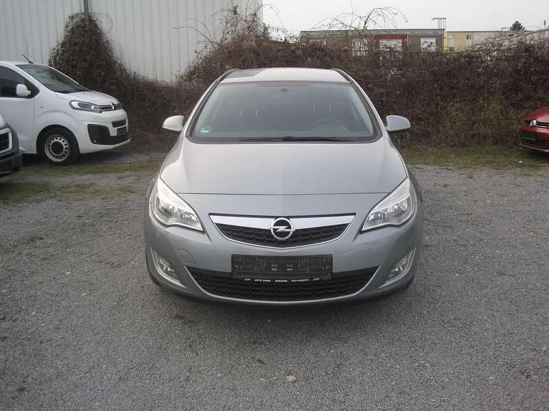 Gebraucht Opel Astra Design Edition 101 PS (74 kW) 2012 Silbersee/perl silber (m2) Kombi