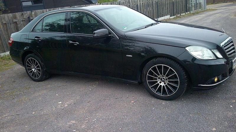 Gebraucht Mercedes E220 Avantgarde 170 PS (125 kW) 2011 Schwarz Limousine
