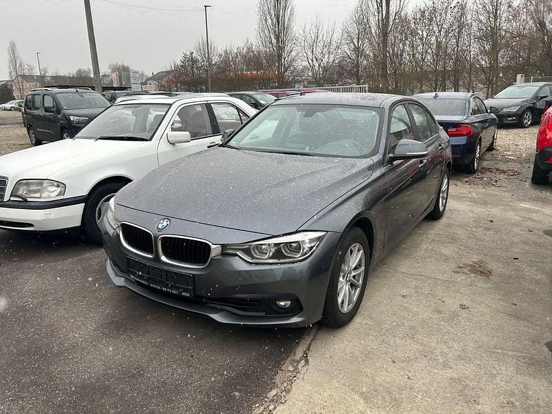 Grau Gebraucht 2017 BMW 318 Advantage Limousine | 17.850 € (Fairer Preis) - Bild 1/4