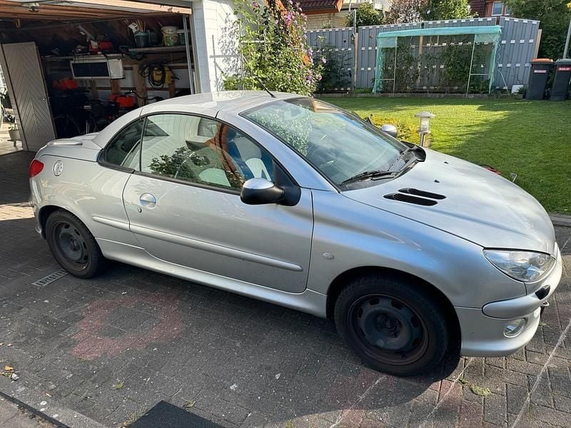 Gebraucht Peugeot 206 CC 109 PS (80 kW) 2003 Silber Cabrio