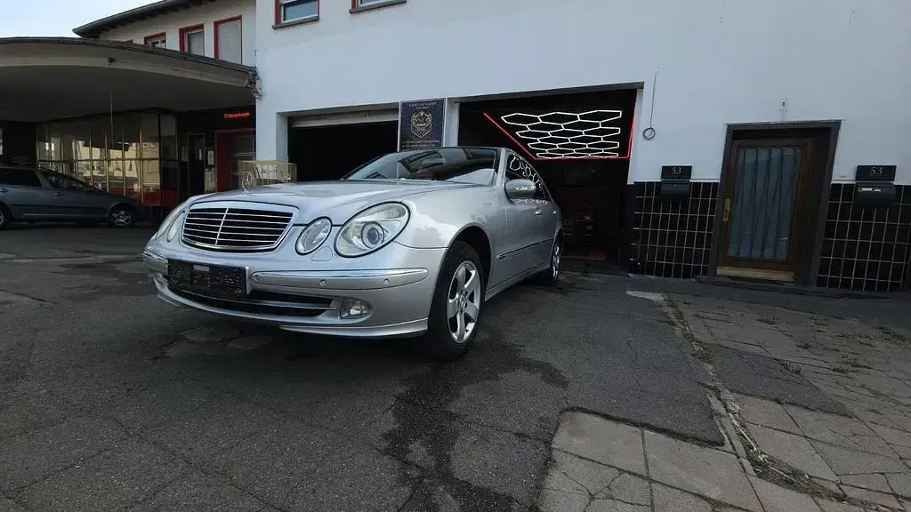 Gebraucht Mercedes E220 Avantgarde 150 PS (110 kW) 2003 Silber Limousine