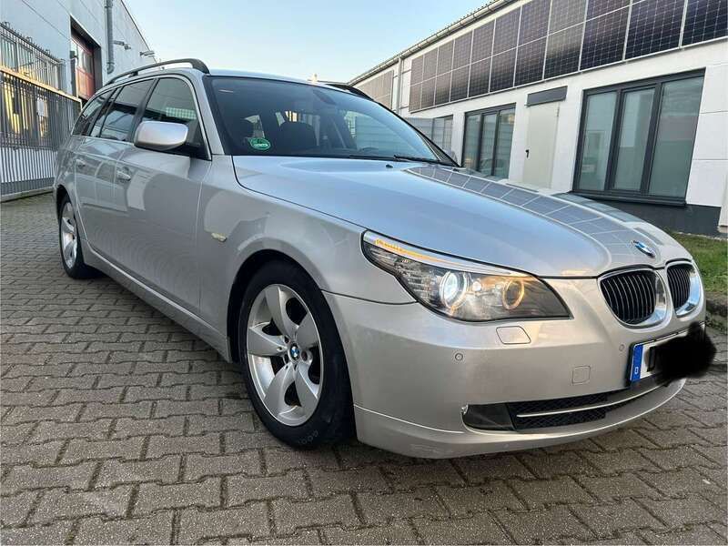Titansilber metallic Gebraucht 2007 BMW 525 Kombi | 5.500 € - Bild 1/4