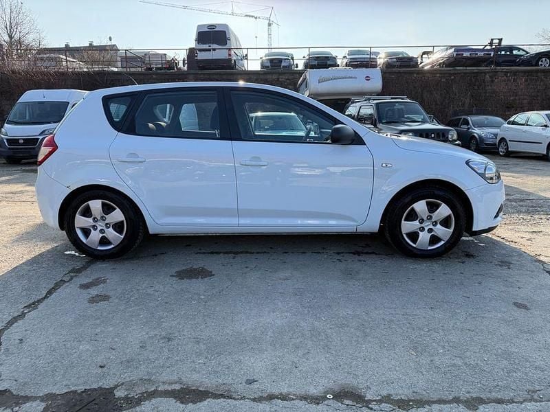 Gebraucht Kia Ceed 90 PS (66 kW) 2010 Weiß Kleinwagen