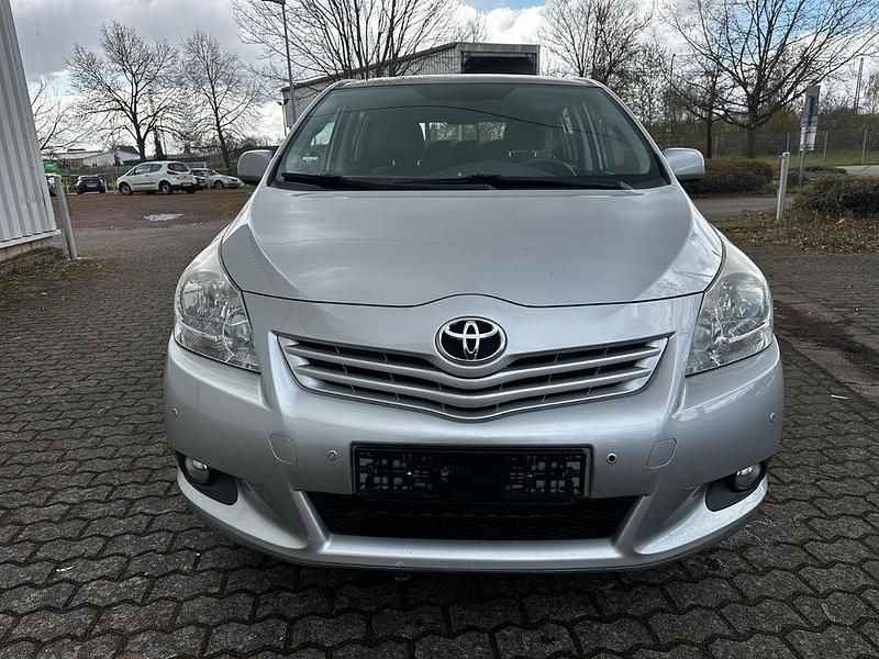 Gebraucht Toyota Verso Edition 147 PS (108 kW) 2011 Silber Van / Kleinbus