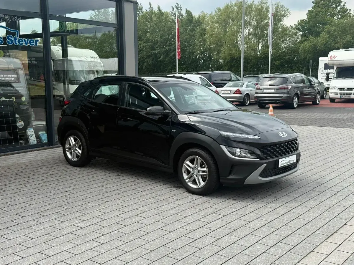 Gebraucht Hyundai Kona Select 120 PS (88 kW) 2023 Schwarz SUV