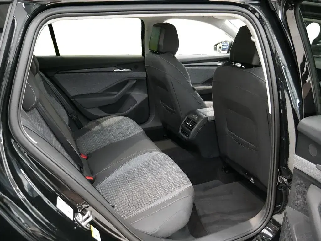 Neu Skoda Superb Selection 150 PS (110 kW) 2025 Schwarz (schwarz / ebonyschwarz) Kombi