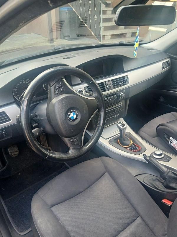 Gebraucht BMW 320 177 PS (130 kW) 2008 Schwarz Kombi