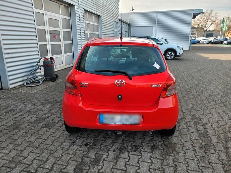 Gebraucht Toyota Yaris 69 PS (50 kW) 2007 Rot Kleinwagen