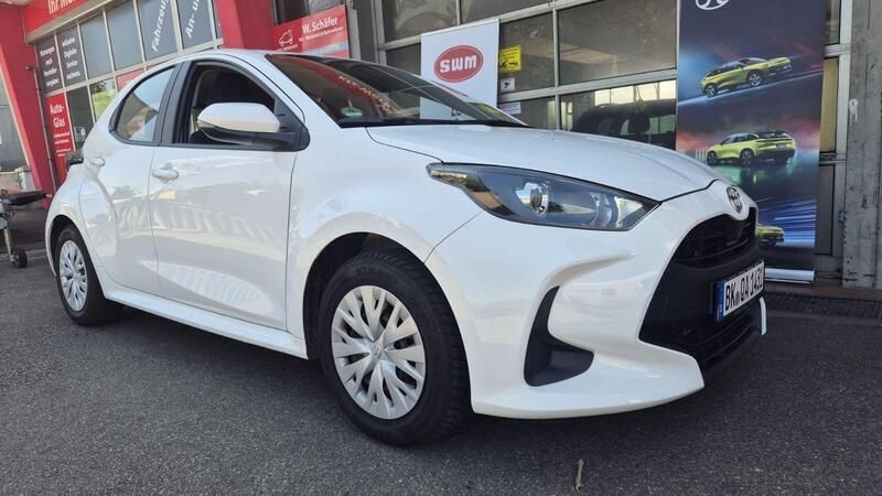Weiß Gebraucht 2023 Toyota Yaris Comfort Kleinwagen | 14.995 € (Guter Preis) - Bild 1/4
