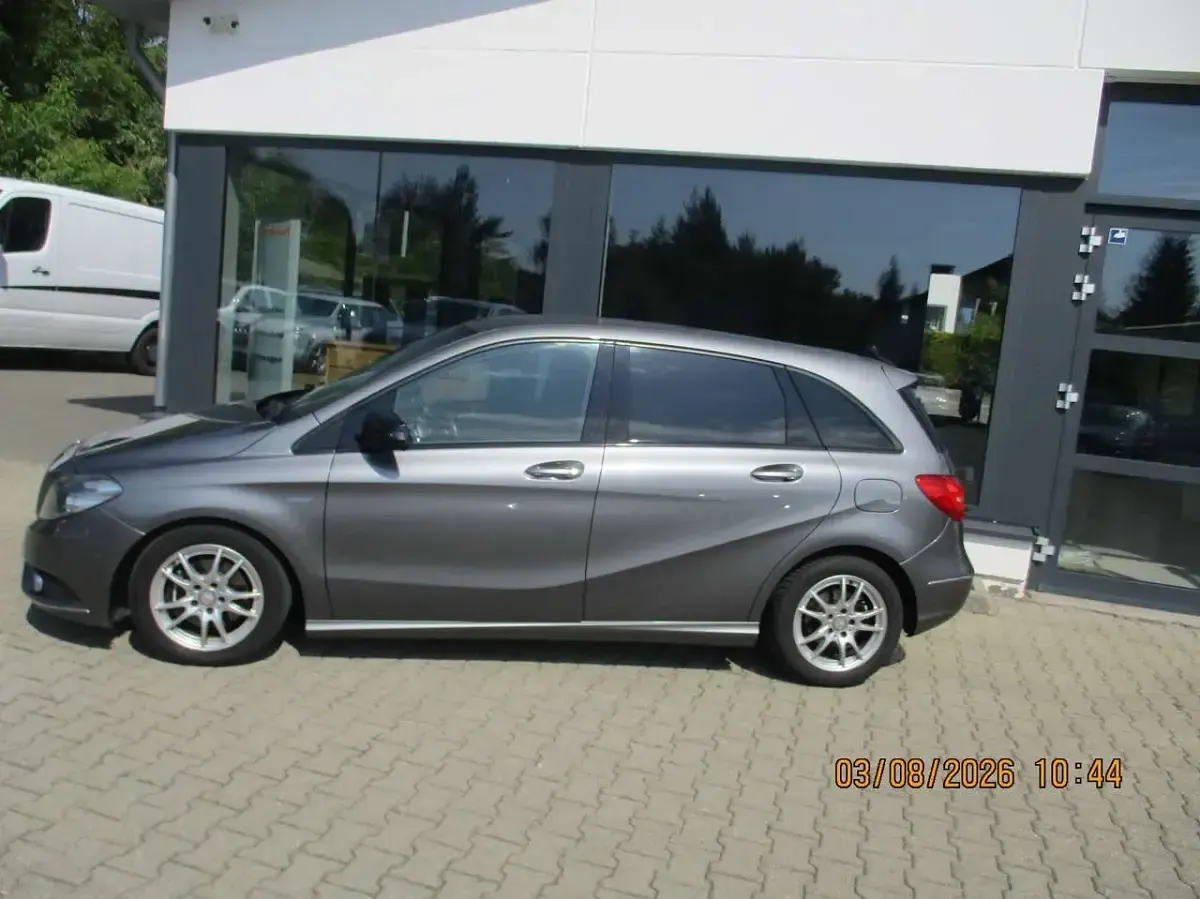 Gebraucht Mercedes B180 109 PS (80 kW) 2012 Mountaingrau  met. Kleinwagen