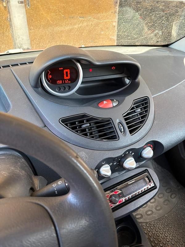 Second-hand Renault Twingo 75 CP (55 kW) 2010 Roșu Hatchback