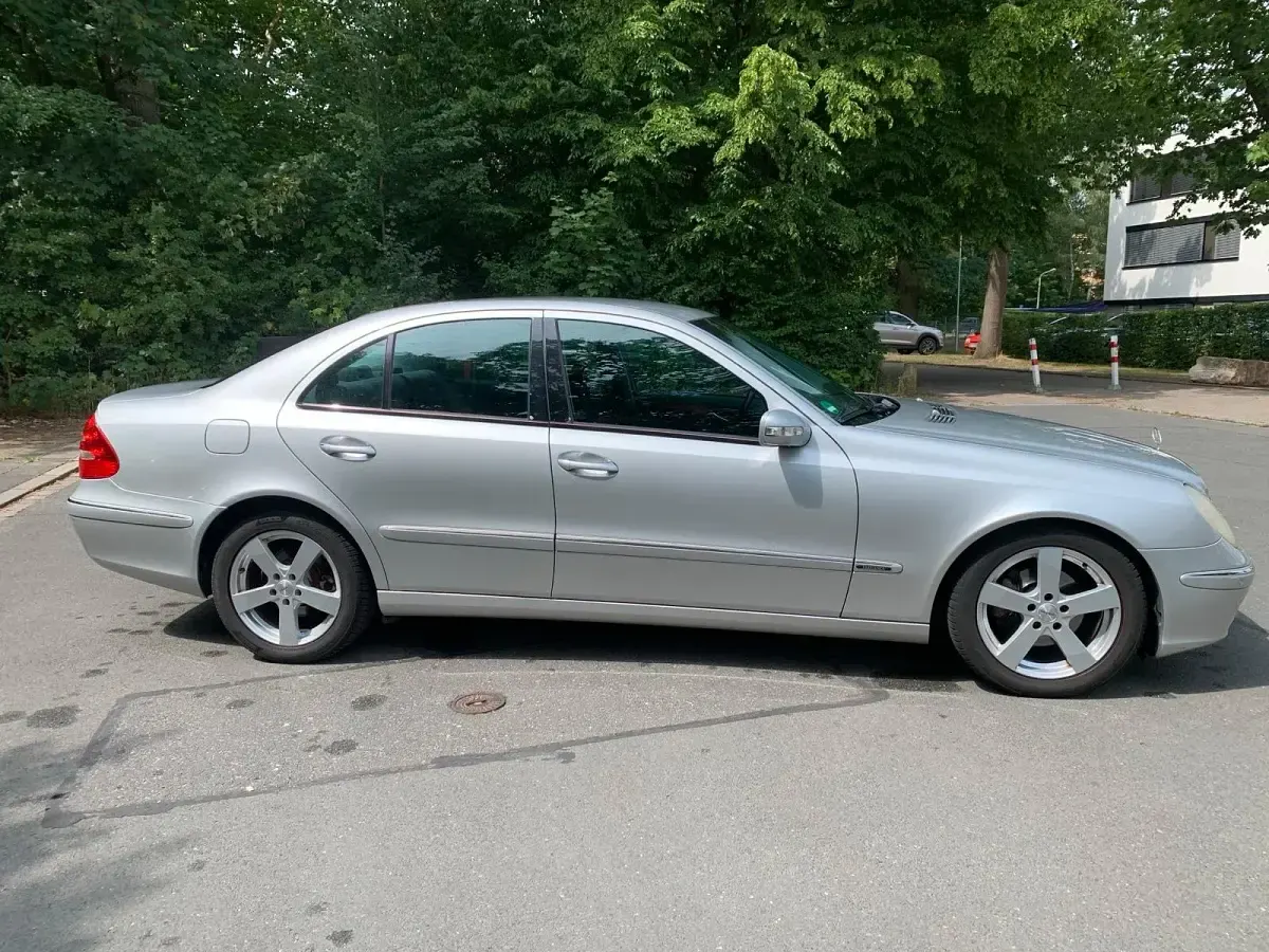 Gebraucht Mercedes E220 Elegance 150 PS (110 kW) 2004 Silber Limousine