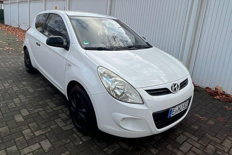 Weiß Gebraucht 2009 Hyundai i20 Classic Limousine | 2.600 € (Fairer Preis) - Bild 1/4