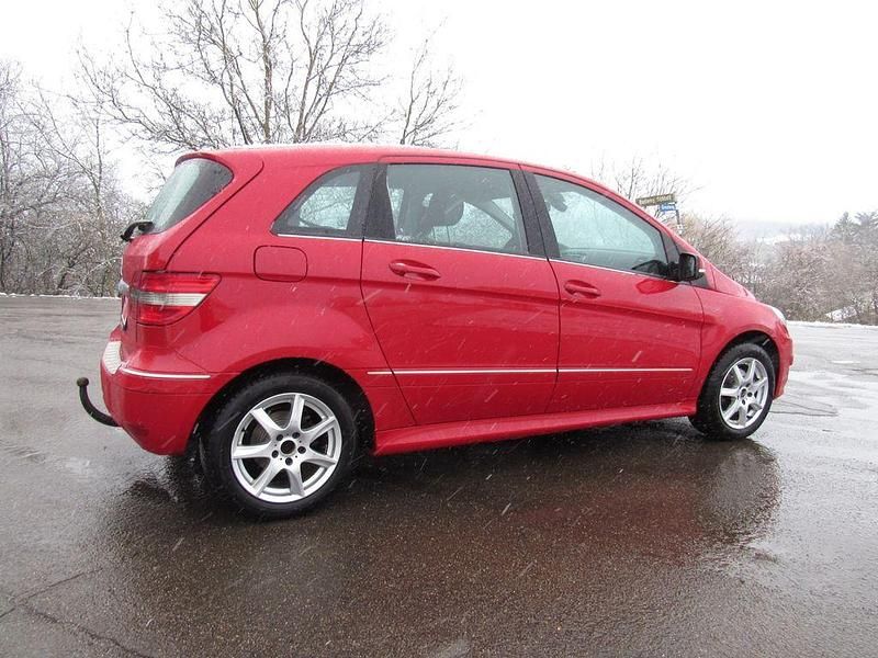 Gebraucht Mercedes B200 140 PS (102 kW) 2011 Rot Van / Kleinbus