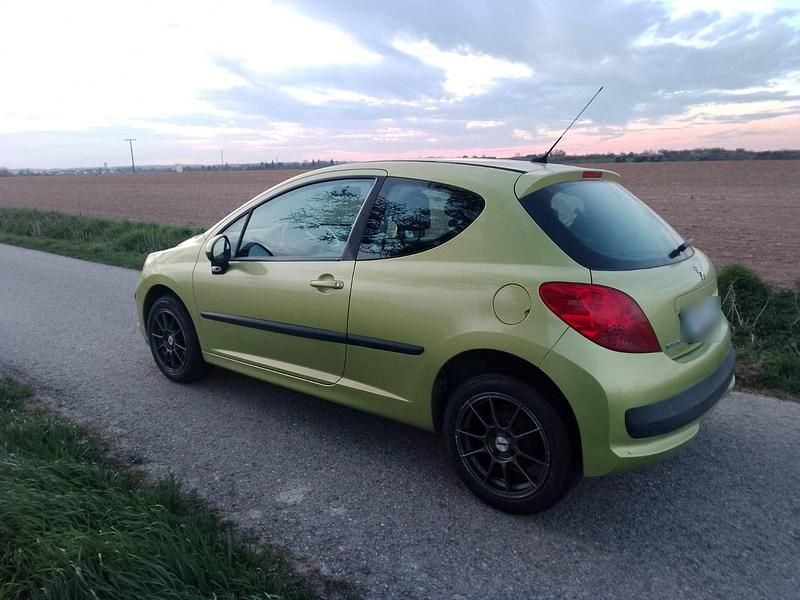 Gebraucht Peugeot 207 74 PS (54 kW) 2007 Grün Kleinwagen