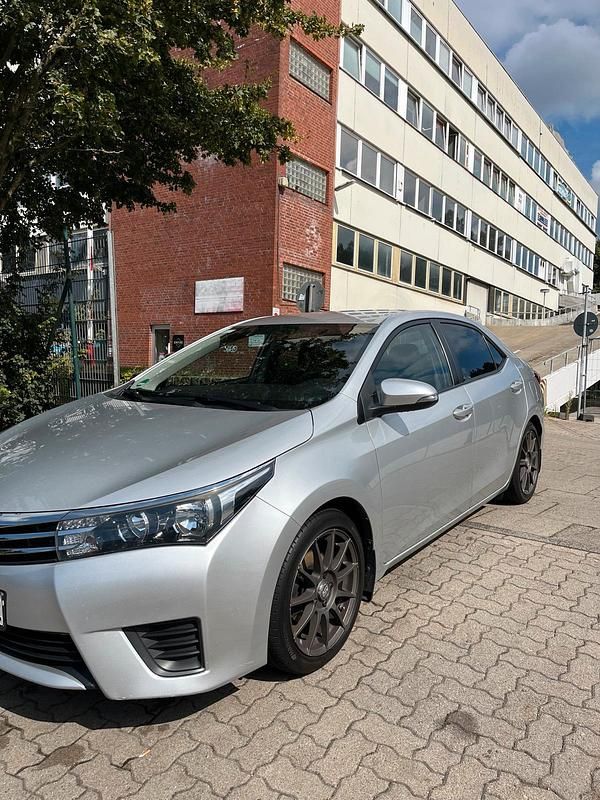Grau Gebraucht 2014 Toyota Corolla Limousine | 11.500 € (Fairer Preis) - Bild 1/4