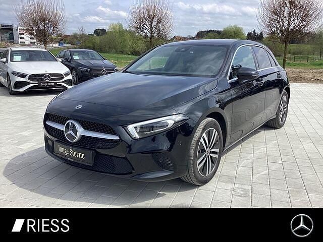 Metalliclack kosmosschwarz Gebraucht 2023 Mercedes A250 Progressive Limousine | 33.800 € (Teuer) - Bild 1/2