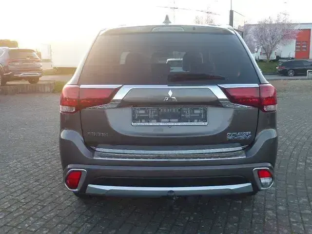Gebraucht Mitsubishi Outlander P-HEV Plus 121 PS (88 kW) 2016 Braun Kombi
