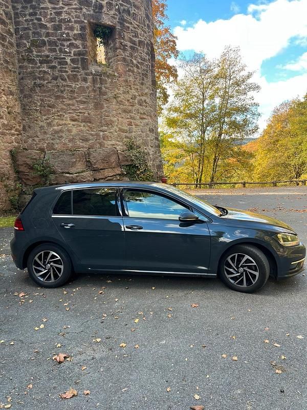 Grau Gebraucht 2018 VW Golf VII Kleinwagen | 13.000 € (Fairer Preis) - Bild 1/4