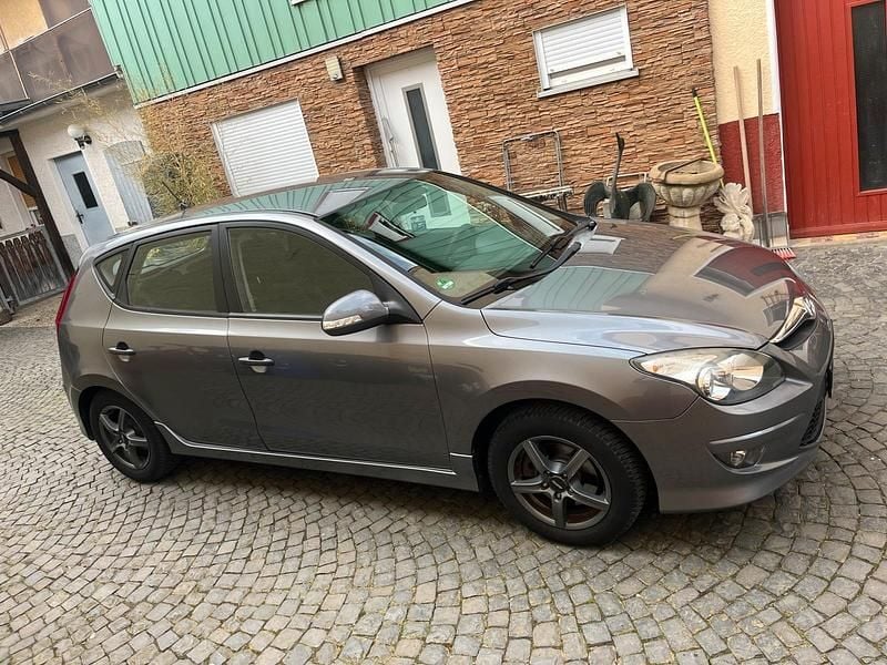 Gebraucht Hyundai i30 109 PS (80 kW) 2011 Grau Kleinwagen
