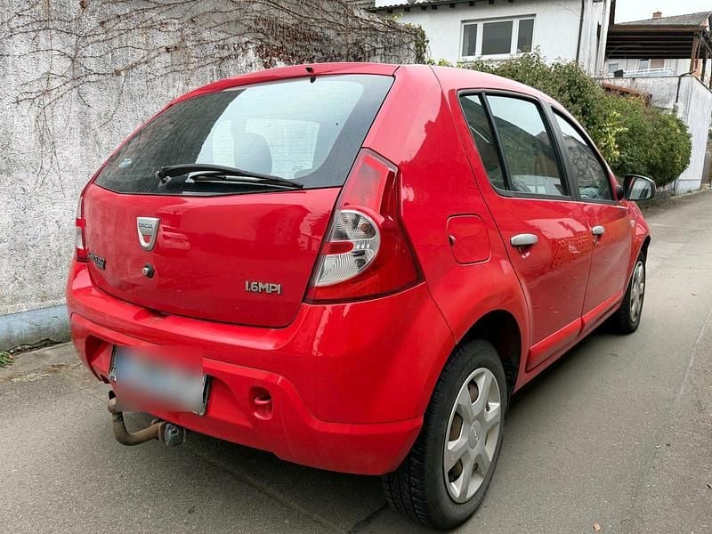Rot Gebraucht 2010 Dacia Sandero Limousine | 2.290 € (Fairer Preis) - Bild 1/4
