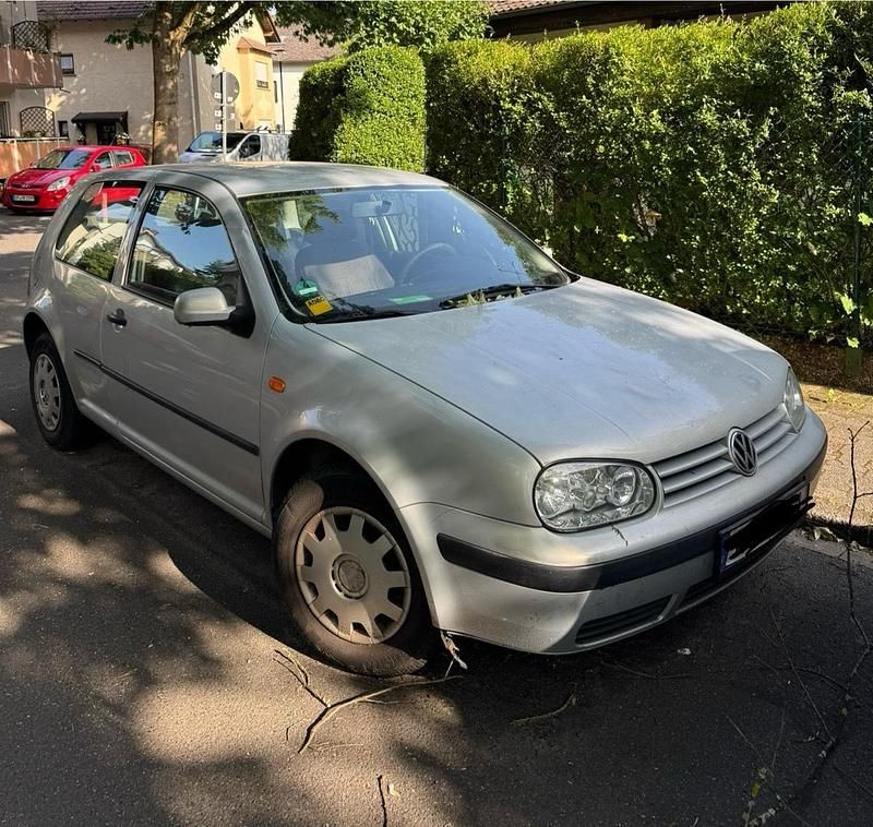 Silber Gebraucht 1998 VW Golf IV Kleinwagen | 850 € - Bild 1/4