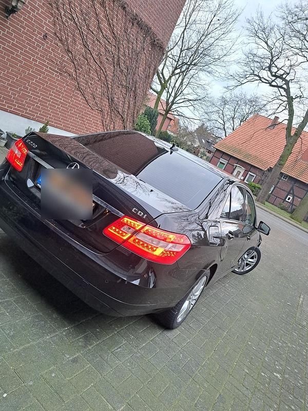 Gebraucht Mercedes E220 170 PS (125 kW) 2009 Schwarz Limousine
