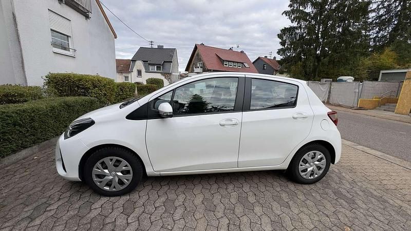 Weiß Gebraucht 2019 Toyota Yaris Comfort Kleinwagen | 9.900 € (Fairer Preis) - Bild 1/4