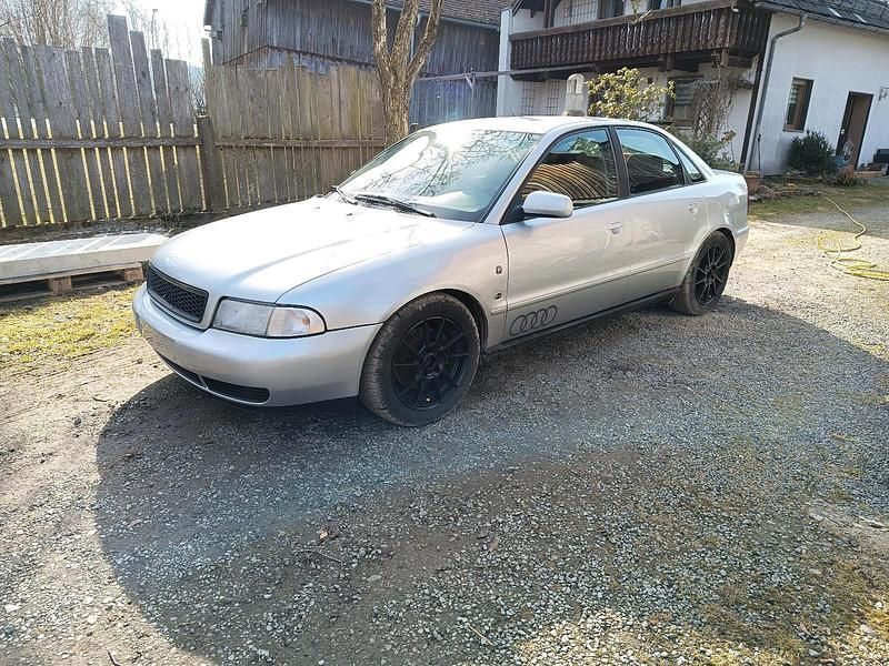 Second-hand Audi A4 150 CP (110 kW) 1995 Argintiu Berlinǎ