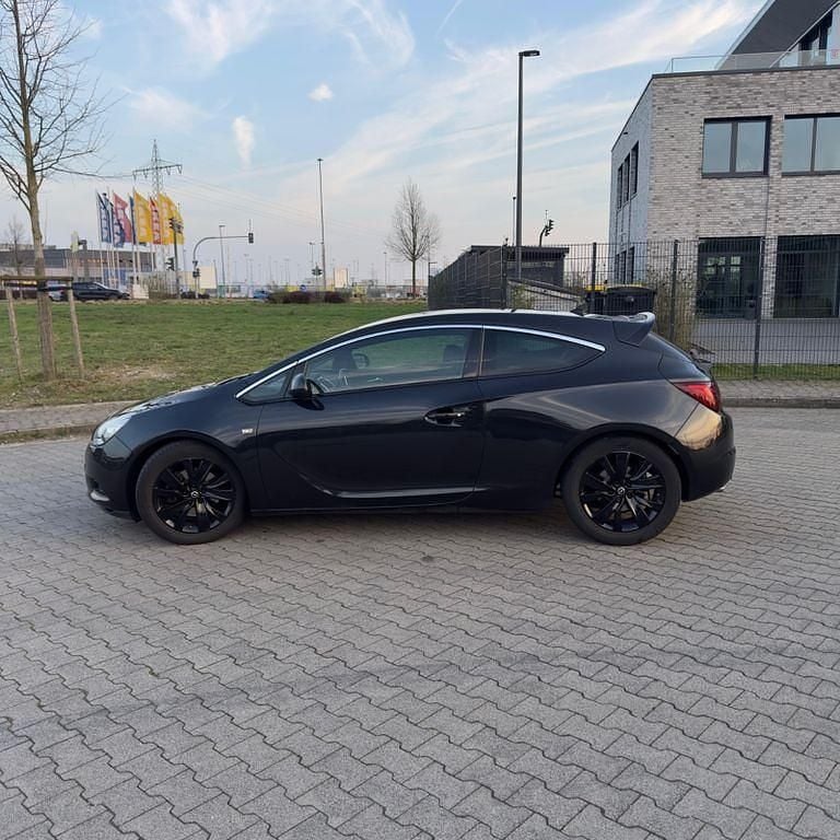 Gebraucht Opel Astra GTC 140 PS (102 kW) 2015 Schwarz Coupé