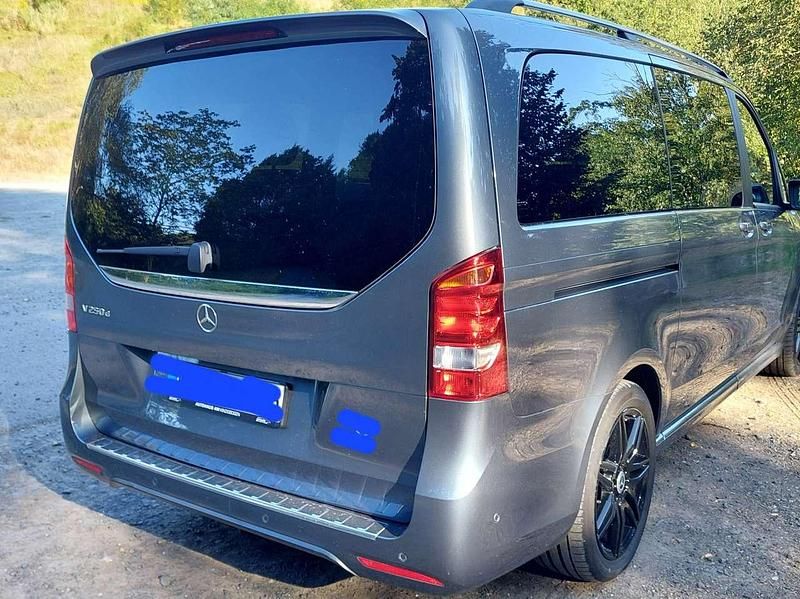 Grau Gebraucht 2017 Mercedes V250 Van / Kleinbus | 39.250 € (Etwas zu teuer) - Bild 1/4