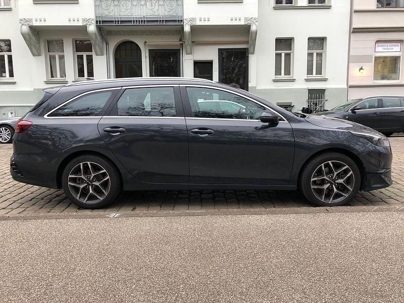 Gebraucht Kia Ceed 136 PS (100 kW) 2023 Grau Kleinwagen