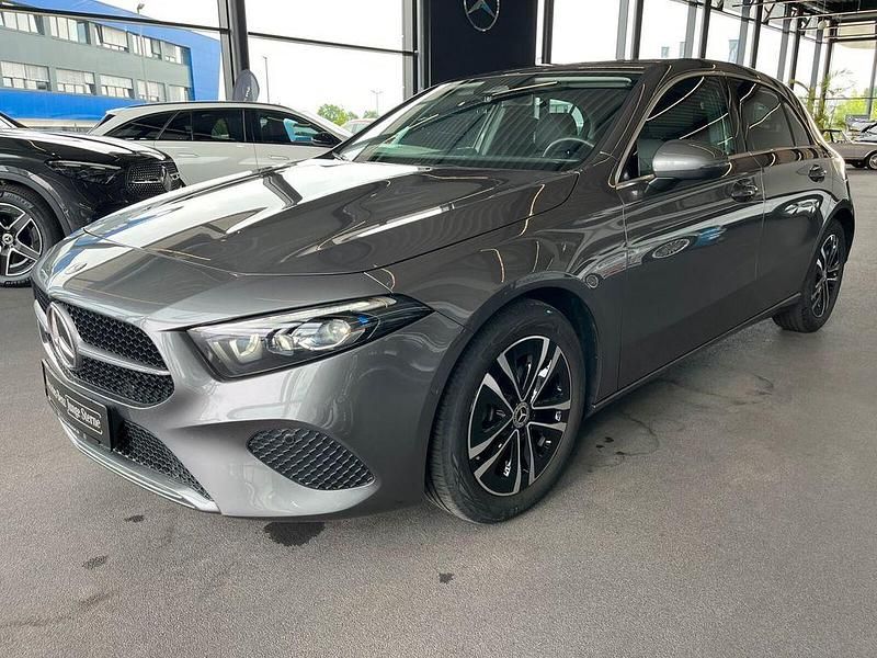 Gebraucht Mercedes A200 Advanced 163 PS (119 kW) 2024 Grau Limousine