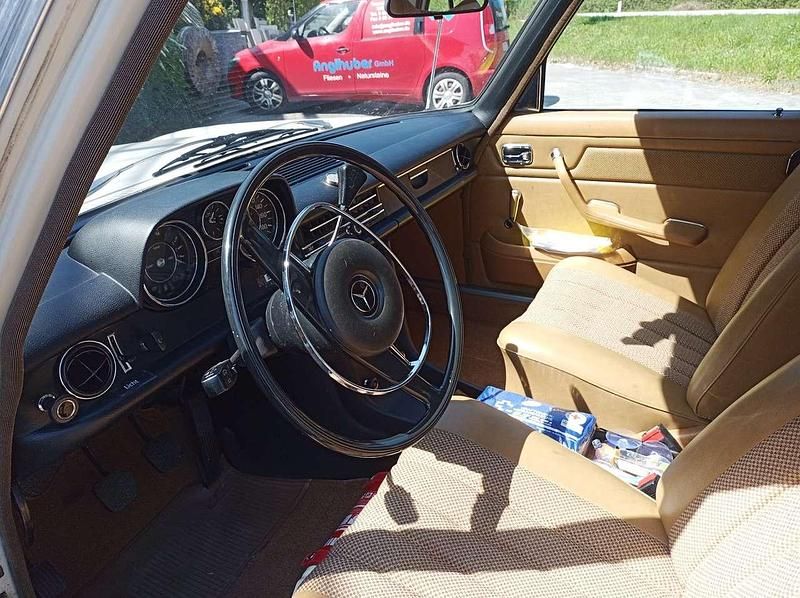 Gebraucht Mercedes 200 95 PS (69 kW) 1974 Beige Limousine