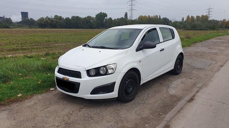 Weiß Gebraucht 2013 Chevrolet Aveo Kleinwagen | 3.950 € (Fairer Preis) - Bild 1/4