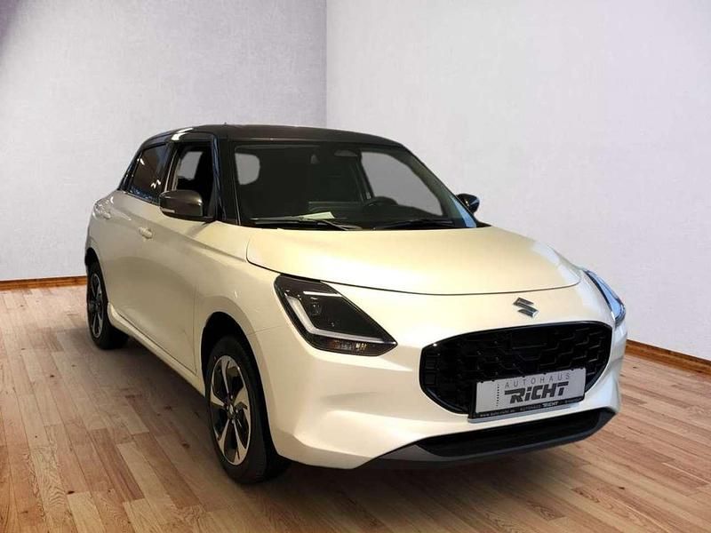 Pure white pearl/mineral grey Gebraucht 2025 Suzuki Swift Comfort+ Kleinwagen | 21.590 € (Teuer) - Bild 1/4
