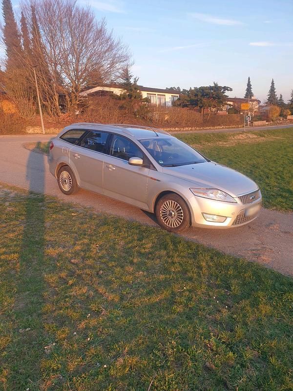 Gebraucht Ford Mondeo 140 PS (102 kW) 2011 Silber Kombi