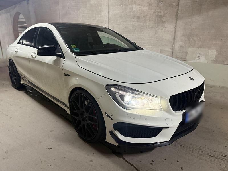 Weiß Gebraucht 2016 Mercedes CLA45 AMG AMG Coupé | 22.400 € (Fairer Preis) - Bild 1/4