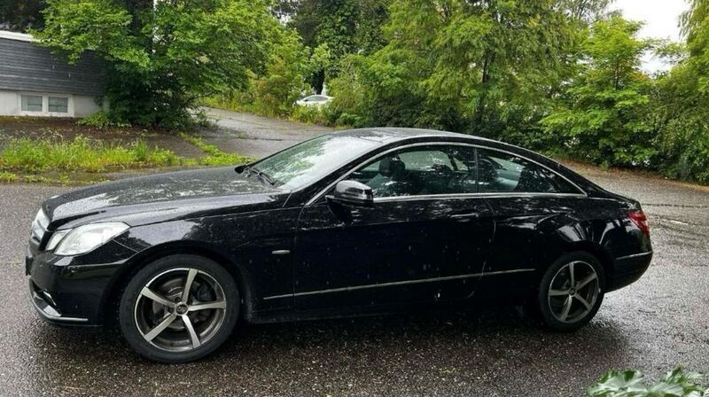 Schwarz Gebraucht 2010 Mercedes E200 Elegance Coupé | 6.800 € (Fairer Preis) - Bild 1/4