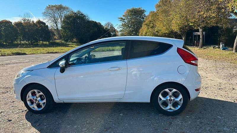 Gebraucht Ford Fiesta Titanium 82 PS (60 kW) 2009 Weiß Kleinwagen
