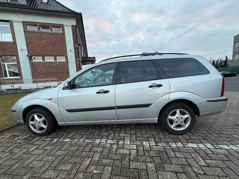 Grau Gebraucht 2003 Ford Focus Kombi | 750 € (Guter Preis) - Bild 1/4