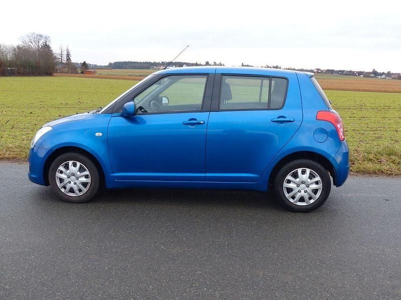 Blau Gebraucht 2009 Suzuki Swift Comfort Limousine | 1.900 € (Fairer Preis) - Bild 1/4