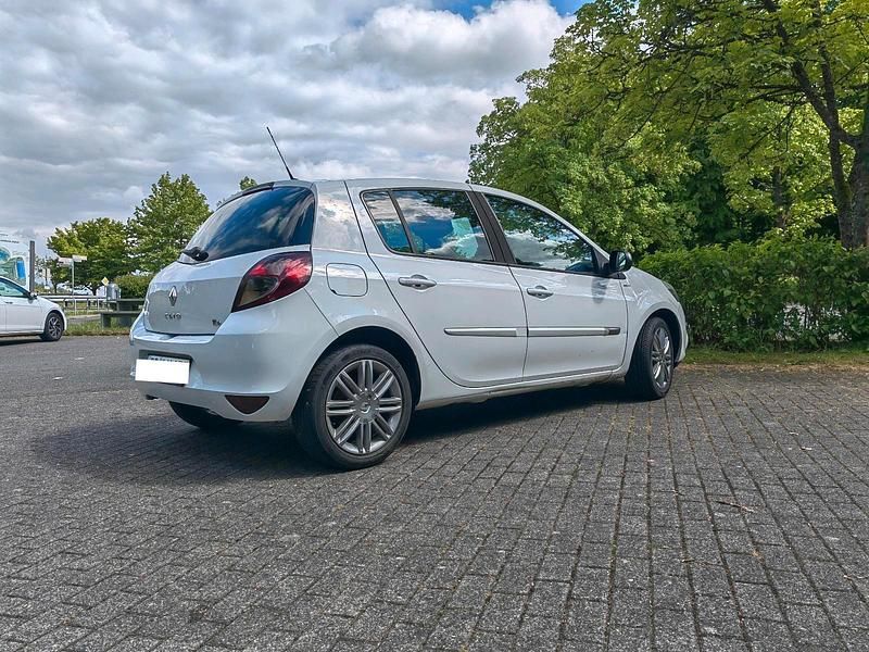 Gebraucht Renault Clio III 103 PS (75 kW) 2012 Weiß Kombi