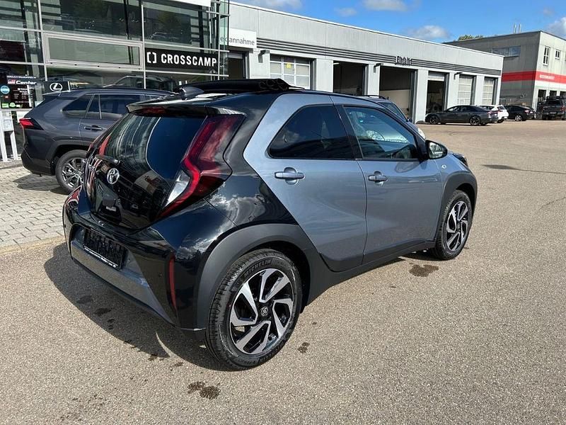 Neu Toyota Aygo X 72 PS (52 kW) 2025 Grau SUV