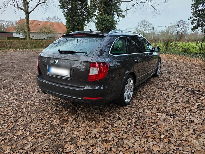 Gebraucht Skoda Superb Elegance 170 PS (125 kW) 2011 Braun Kombi