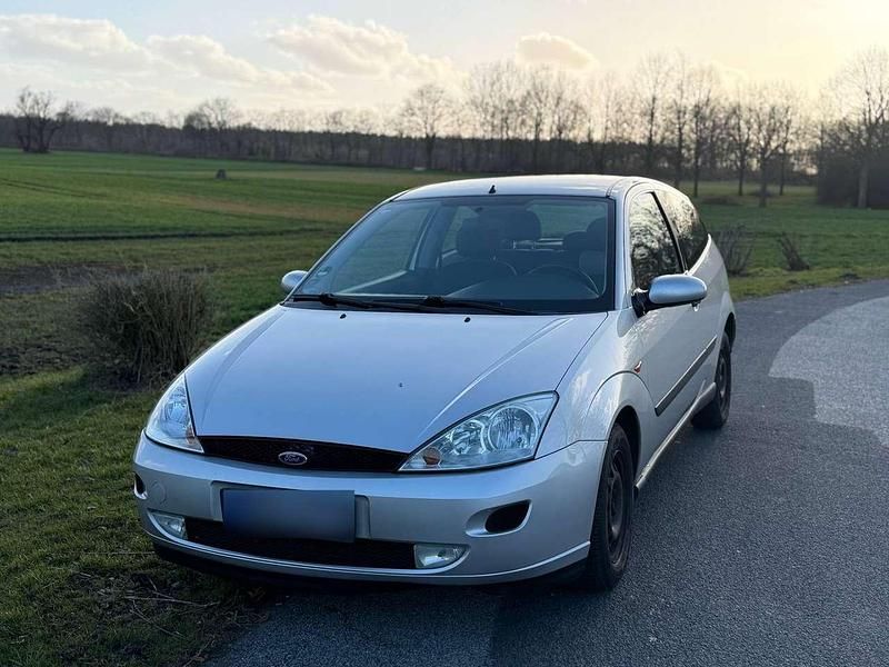 Gebraucht Ford Focus Trend 116 PS (85 kW) 1999 Silber Kleinwagen