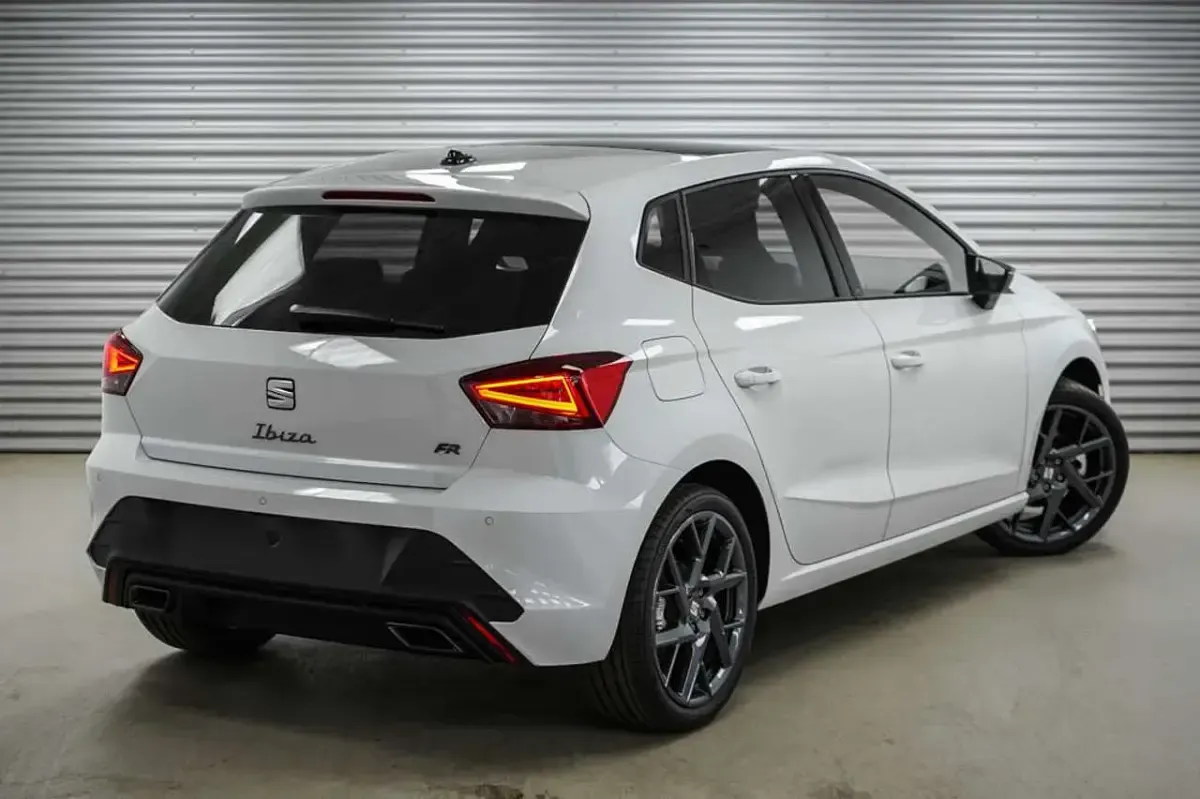 Neu Seat Ibiza FR 150 PS (110 kW) 2026 Nevada weiß metallic (2y) Kleinwagen