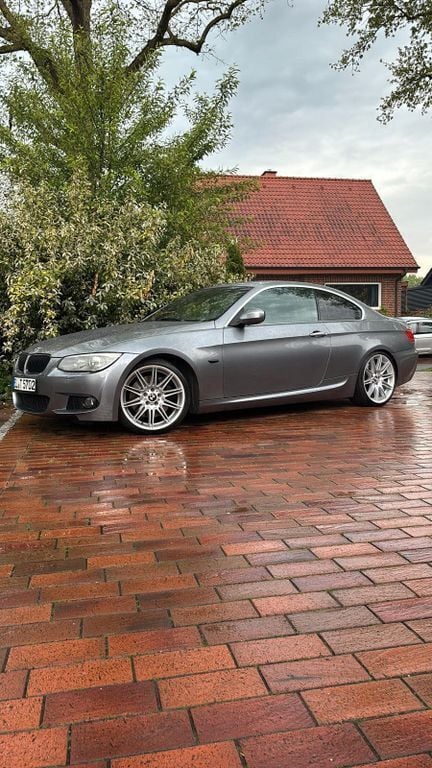 Grau Gebraucht 2011 BMW 335 Efficient Dynamics Coupé | 18.999 € (Fairer Preis) - Bild 1/4